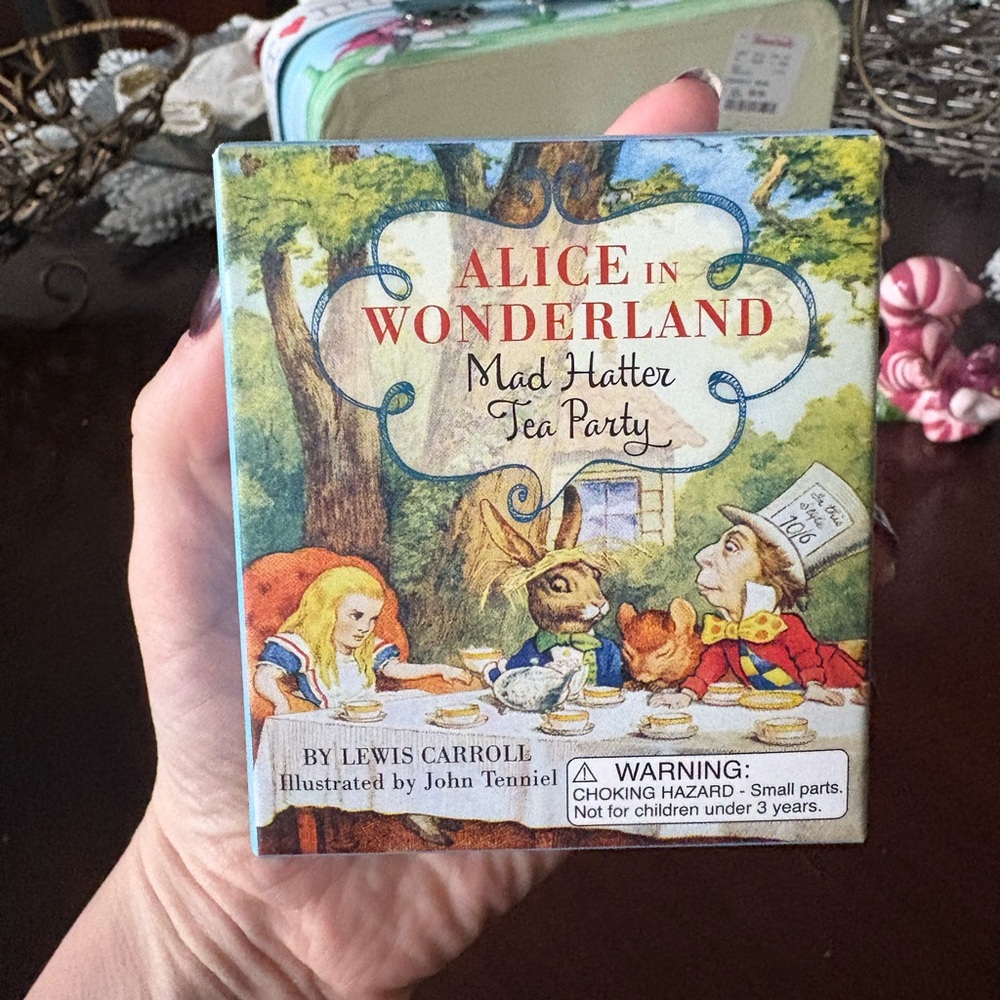 Alice in Wonderland misc. party supplies